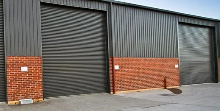 Como uma porta de enrolar automática funciona?