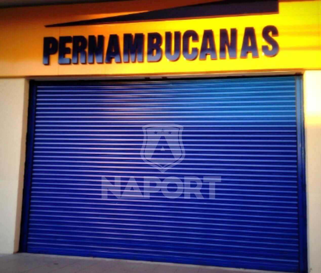 A possibilidade de personalização é uma das vantagens das portas de enrolar para estabelecimentos comerciais