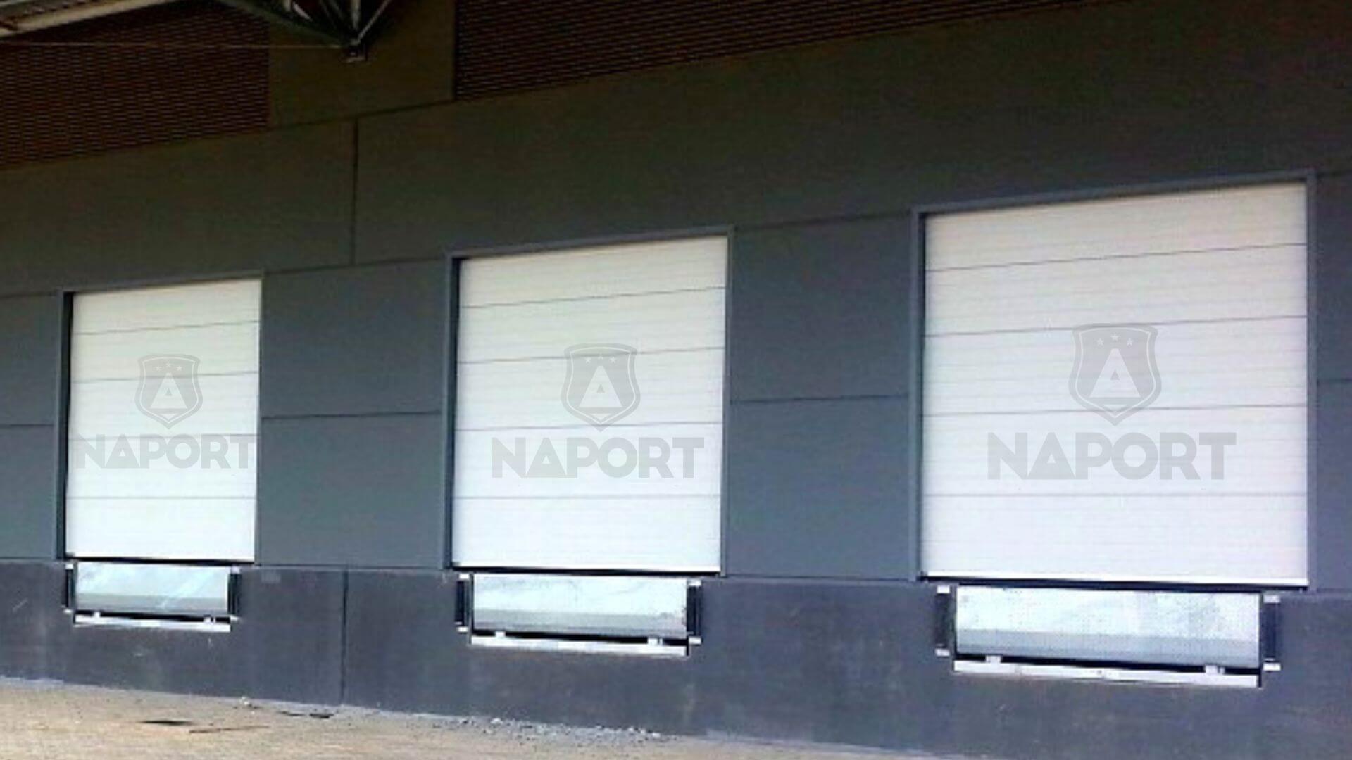 As portas de enrolar ou seccionais são excelentes barreiras de proteção para galpões e hangares