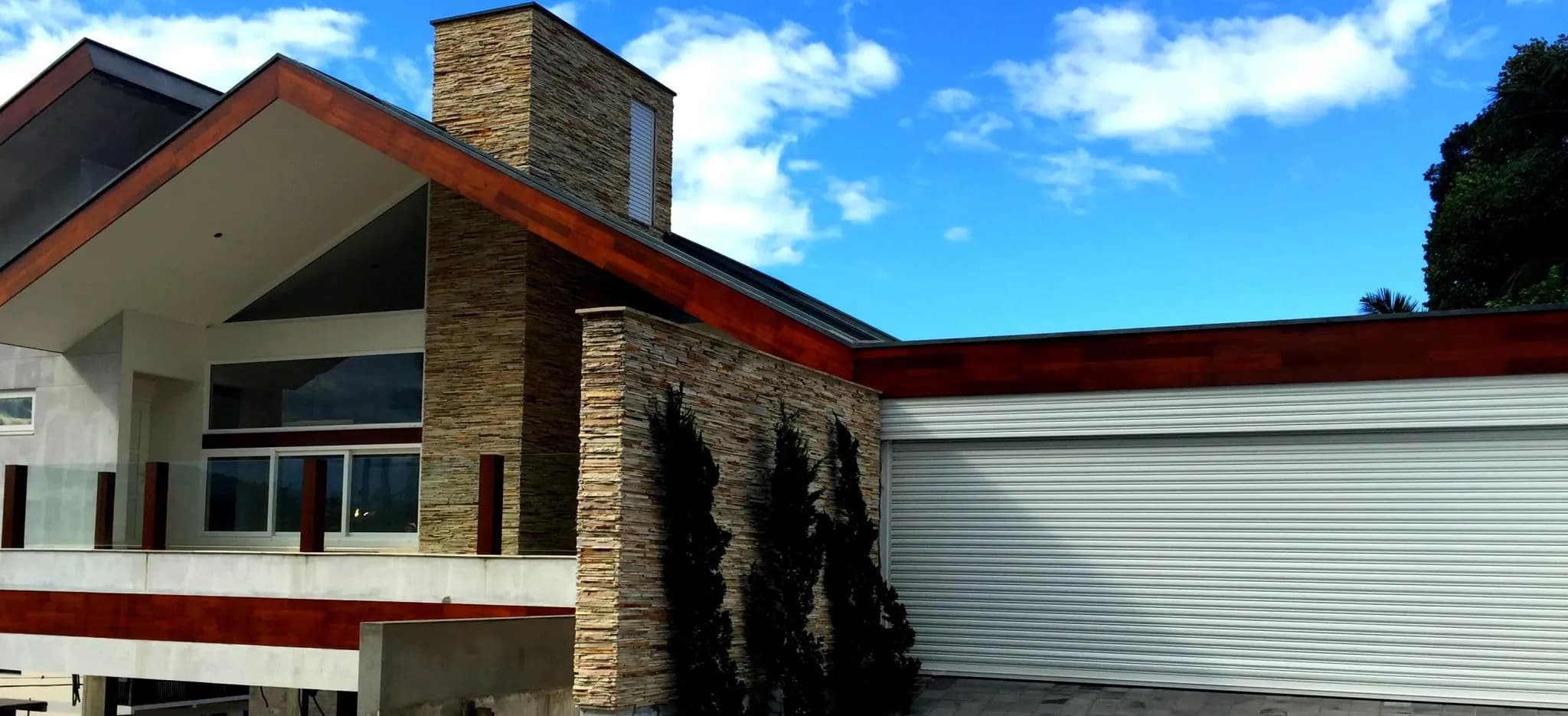 Porta de enrolar residencial: quando usar em um projeto?