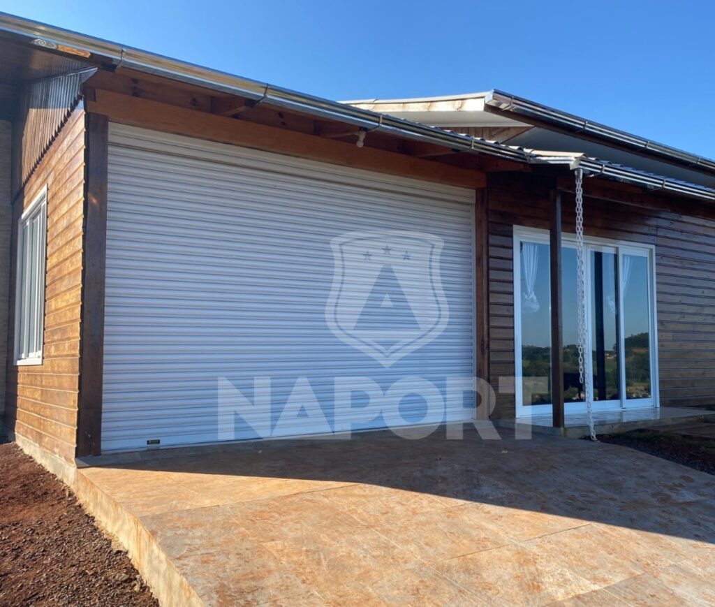 A Naport possui diversos modelos personalizados de portas de enrolar