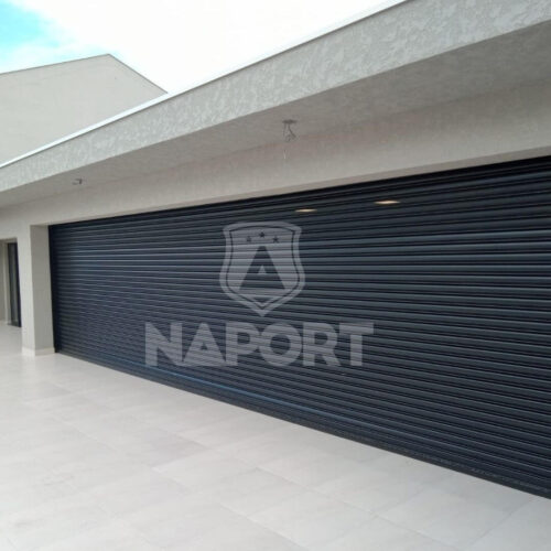 A economia de energia também é uma vantagem, a tecnologia utilizada na fabricação destas portas tornam o produto econômico e silencioso.