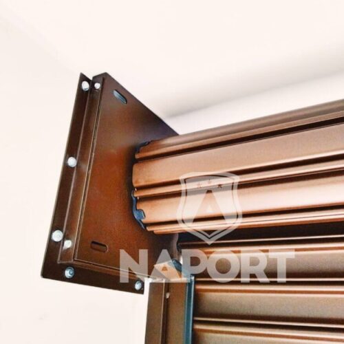 As chapas são produzidas em aço galvanizado, que é um processo de revestimento do metal por outro mais nobre.