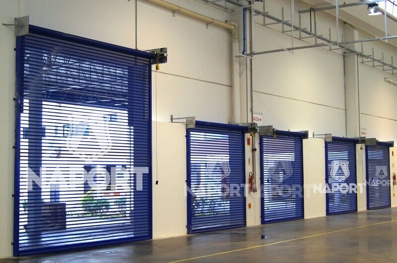 Por serem muito seguras, as portas de enrolar têm sido instaladas em todo tipo de ambientes, inclusive nos industriais.