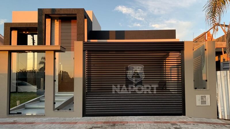 Em residências, as portas de enrolar trazem modernidade.