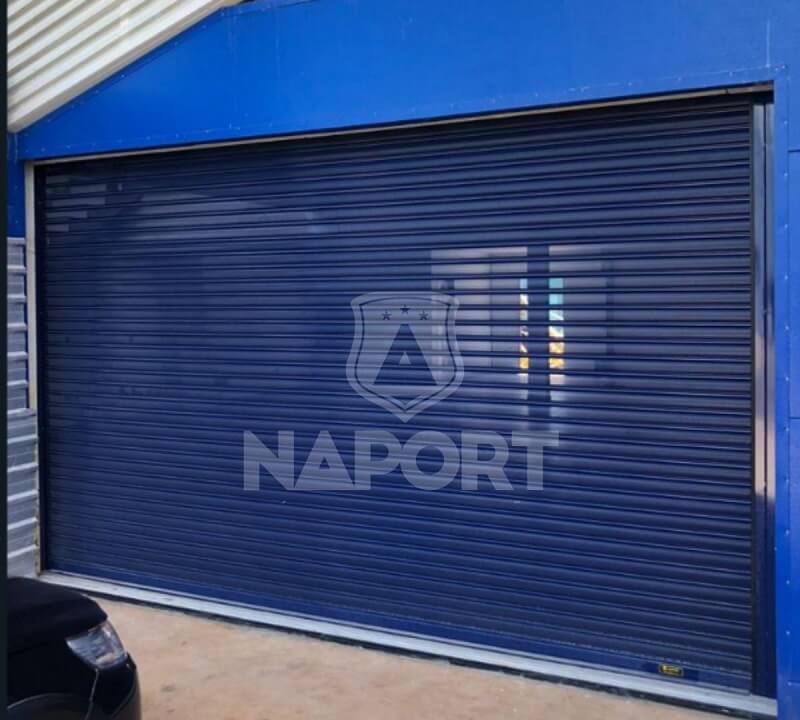 Uma referência no mercado de portas de rolo é a Naport.