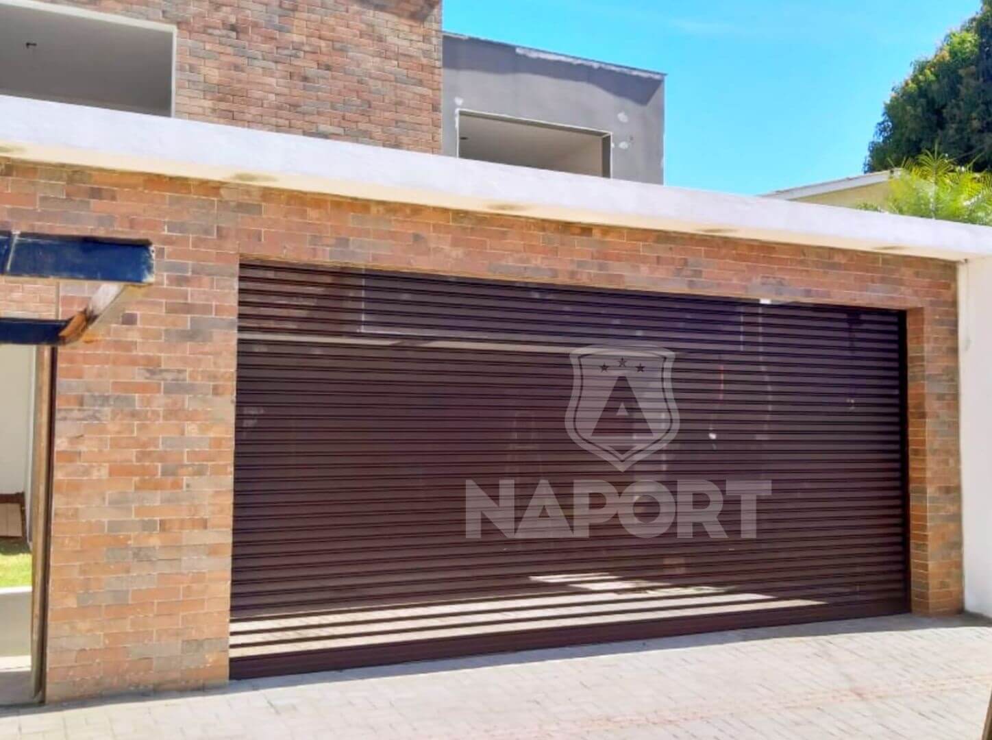 As portas de enrolar residenciais automáticas são um ótimo complemento para qualquer casa.