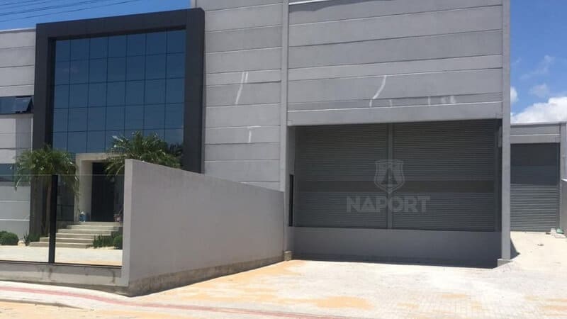 Porta de enrolar automática em excelente estado de conservação